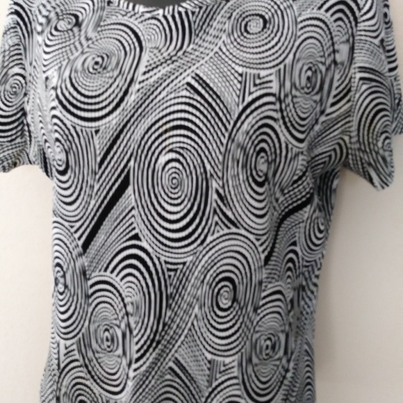 Expandable Black & White Swirl Design Top - Picture 1 of 8